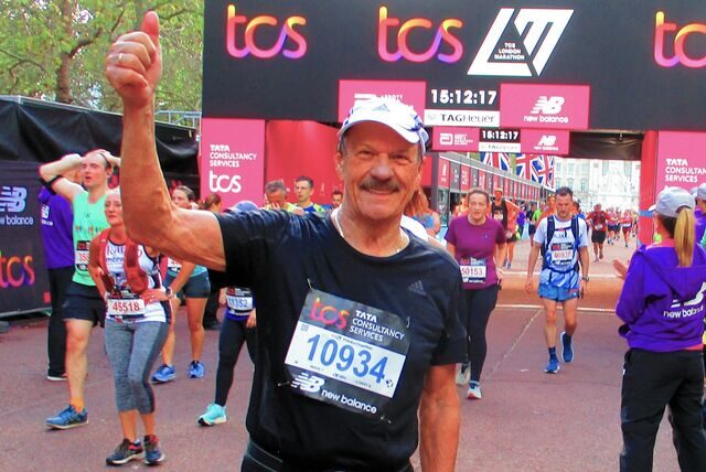 Gerd Pszolla aus Waltrop reckt im Ziel des London-Marathons den Daumen in die Höhe.