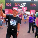 Gerd Pszolla aus Waltrop reckt im Ziel des London-Marathons den Daumen in die Höhe.