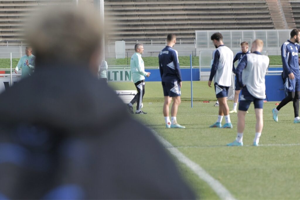 Thomas Reis und seine Spieler auf dem Trainingsplatz.