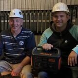 Mitglieder des Fördervereins Maschinenhaus Scherlebeck Schacht 5 zeigen einerseits alte Grubenlampen, andererseits den 1000-Watt-Akkupack und die dazugehörigen Photovoltaik-Module zum Aufladen.