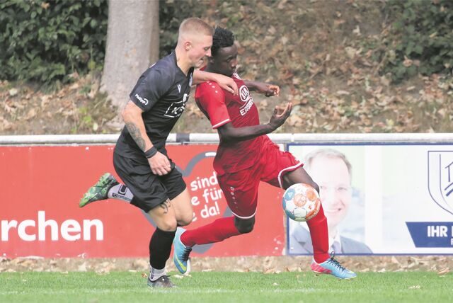 Mamadi Camara (r.) von den SF Stuckenbusch wird seinem Team aufgrund einer Rotsperre vorerst fehlen.