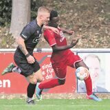 Mamadi Camara (r.) von den SF Stuckenbusch wird seinem Team aufgrund einer Rotsperre vorerst fehlen.