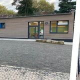 Ein Schulgebäude und eine Frau