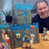 Hubert Loick mit Spielzeug aus Playmais