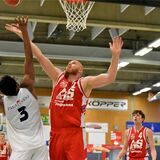 Obi Okafor und Michael Haucke kämpfen um den Rebound
