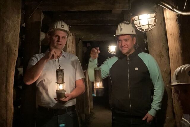 Dominik Voß (l.)  und Marco Gebuhr im nachgebauten Stollen.