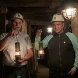 Dominik Voß (l.)  und Marco Gebuhr im nachgebauten Stollen.