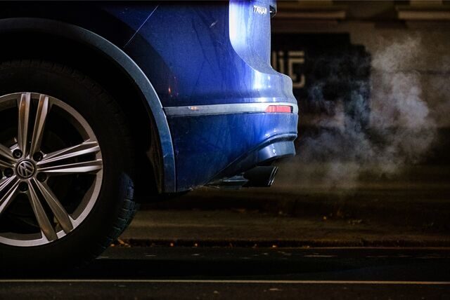 Abgase kommen aus dem Auspuff eines Volkswagen Tiguan. Im Streit um die deutsche Haltung zum möglichen Verbrenner-Aus auf EU-Ebene dauern die Gespräche innerhalb der Koalition weiter an.
