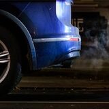 Abgase kommen aus dem Auspuff eines Volkswagen Tiguan. Im Streit um die deutsche Haltung zum möglichen Verbrenner-Aus auf EU-Ebene dauern die Gespräche innerhalb der Koalition weiter an.