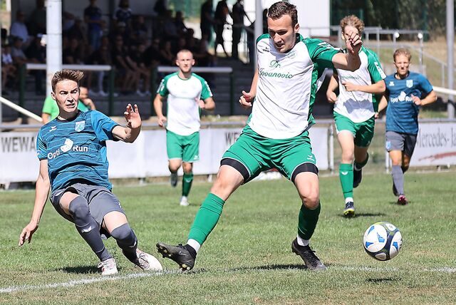 Am zwölften Spieltag empfängt der SV Wacker Obercastrop (dunkle Hemden/hier mit Philipp Wielsch im Spiel beim SV Sodingen) die Concordia Wiemelhausen aus Bochum zum Westfalenliga-Duell.