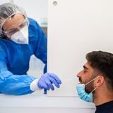 Bei einem Mann wird ein Coronatest durchgeführt.