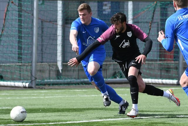 Keinen Sieger hatte das Kreisliga-A-Nachholspiel zwischen dem FC Frohlinde (blaue Trikots) und Eintracht Ickern. Hier eine Szene aus dem Duell der alten Saison in April.
