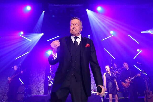 Roland Kaiser auf der Bühne der Europahalle: In Castrop-Rauxel konnte man im November 2022 zuletzt der Schlager-Legende lauschen. 2024 wird er mitsamt seiner Band wieder zu hören sein. Er gehört dem Kuratorium der Solidarfonds-Stiftung NRW an.