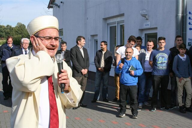 Ex-Muezzin Ismael Dana ruft 2014 öffentlich zum Freitagsgebet vor der Moschee an der Klein-Erkenschwicker-Straße in Oer-Erkenschwick.