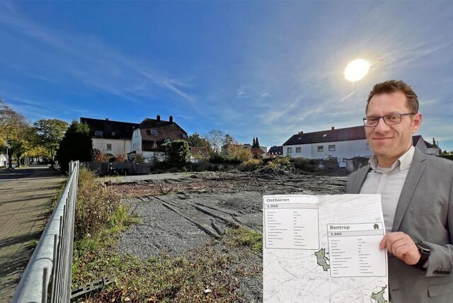 Martin Oschinski ist Vorsitzender des Gutachterausschuss für Grundstückswerte Kreis Unna. Das Bild im Hintergrund zeigt eine Baulücke in Fröndenberg.