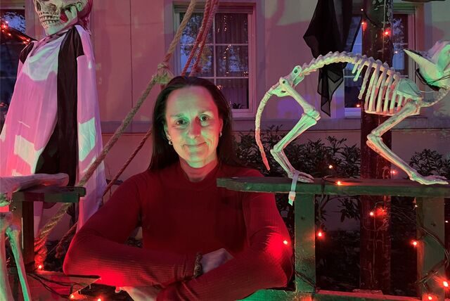 Sonja Schink schmückt ihr Haus an der Recklinghauser Straße jährlich mit Halloween-Deko.