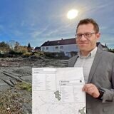 Martin Oschinski ist Vorsitzender des Gutachterausschuss für Grundstückswerte Kreis Unna. Das Bild im Hintergrund zeigt eine Baulücke in Fröndenberg.