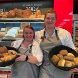 Zwei Frauen stehen mit einem Korb Brötchen in der Hand vor der Bäckereiauslage bei Geiping am Dümmerweg.