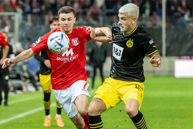 Can Özcan im Zweikampf mit einem Gegenspieler.