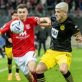 Can Özcan im Zweikampf mit einem Gegenspieler.