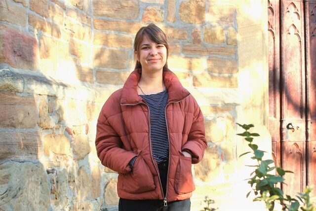 Hanna Serdiuk aus der Ukraine steht vor der Kirchen St. Peter Waltrop.