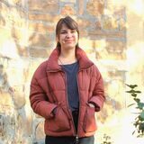 Hanna Serdiuk aus der Ukraine steht vor der Kirchen St. Peter Waltrop.
