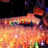 Kind entzündet Teelicht beim Lichterfest in Dorsten