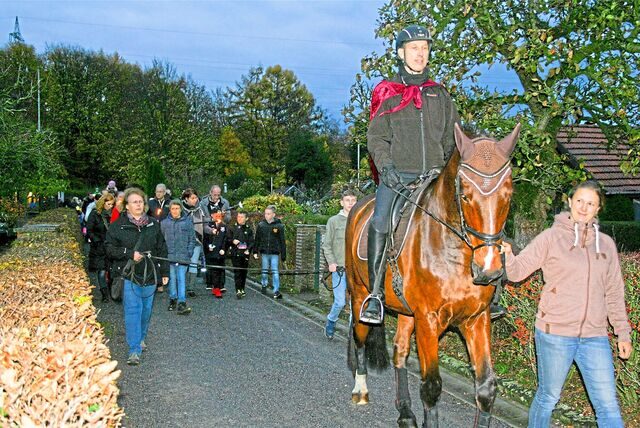 St. Martin reitet durch die Kleingartenanlage in Oer-Erkenschwick.