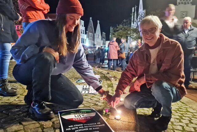 Anne (l.) und Petra Herrmann haben die Solidaritätsbekundung für die Protestierenden im Iran organisiert.