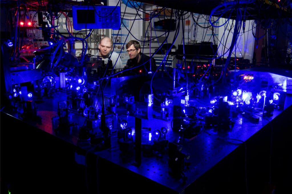 Die wissenschaftlichen Mitarbeiter Sören Dörscher (l) und Christian Lisdat sitzen am 30.05.2016 vor einer optischen Uhr in einem Labor der Physikalisch-Technischen Bundesanstalt (PTB) in Braunschweig (Niedersachsen). Die wissenschaftlichen Mitarbeiter Sören Dörscher (l) und Christian Lisdat sitzen am 30.05.2016 vor einer optischen Uhr in einem Labor der Physikalisch-Technischen Bundesanstalt (PTB) in Braunschweig (Niedersachsen).