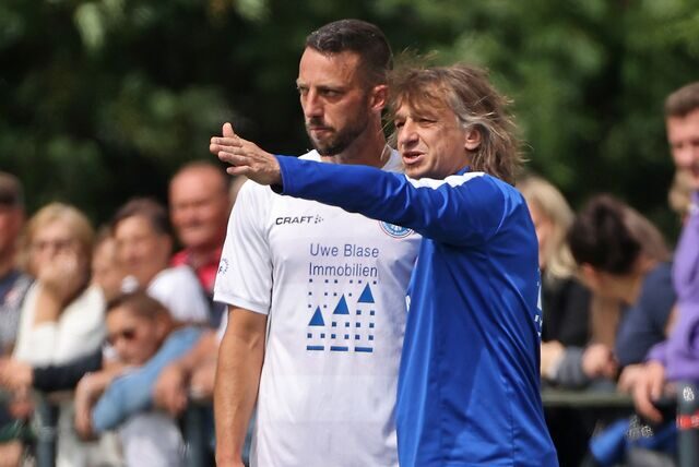 Michael Wurst (r), Trainer des Bezirksliga-Fußballer des FC Castrop-Rauxel, mit Chris Kasprzak.