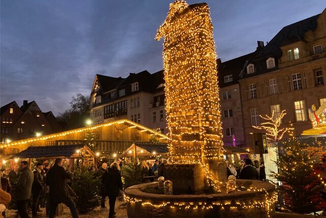 Der beleuchtete Reiterbrunnen in der Adventszeit 2022