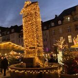 Der beleuchtete Reiterbrunnen in der Adventszeit 2022