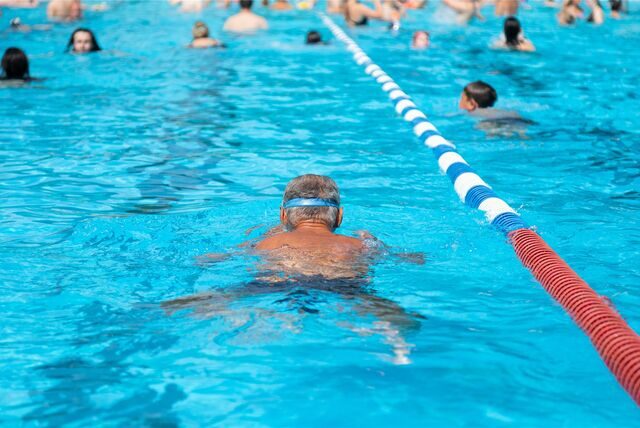 in Badegast schwimmt in einem Freibad.