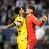 Gregor Kobel und Jude Bellingham bejubeln den Sieg in Frankfurt.