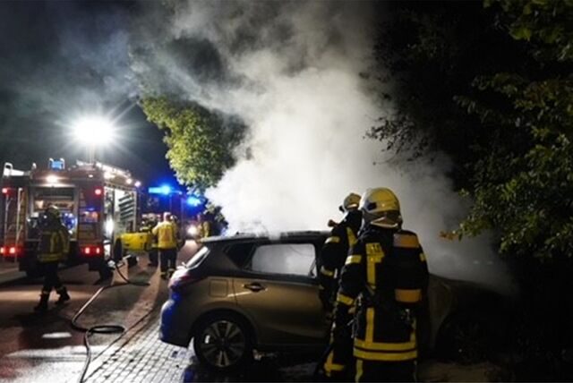 Einsatzkräfte der Feuerwehr löschen Brand an der Wartburgstraße.