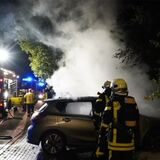 Einsatzkräfte der Feuerwehr löschen Brand an der Wartburgstraße.