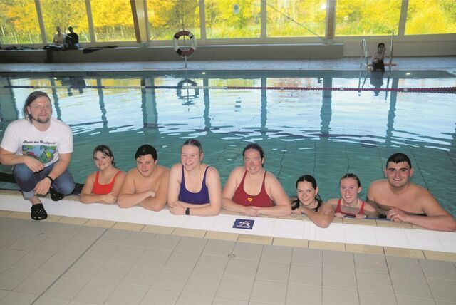 Für den guten Zweck gehen Michael Kampmann, Julia Cieszynski, Keith Sulimma, Lucie Steinweg, Melanie Dreding, Anna Schemann, Finja Wagner und Cihat Sengül (v. l.) ins Wasser.