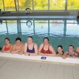 Für den guten Zweck gehen Michael Kampmann, Julia Cieszynski, Keith Sulimma, Lucie Steinweg, Melanie Dreding, Anna Schemann, Finja Wagner und Cihat Sengül (v. l.) ins Wasser.