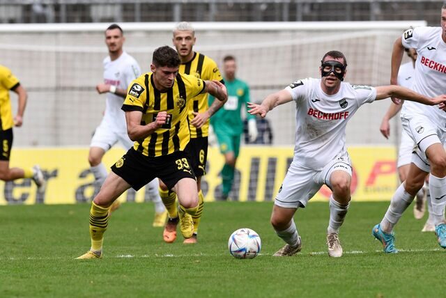 Moritz Broschinski im Zweikampf mit Torge Paetow.