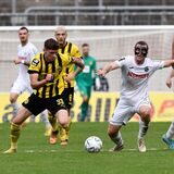 Moritz Broschinski im Zweikampf mit Torge Paetow.