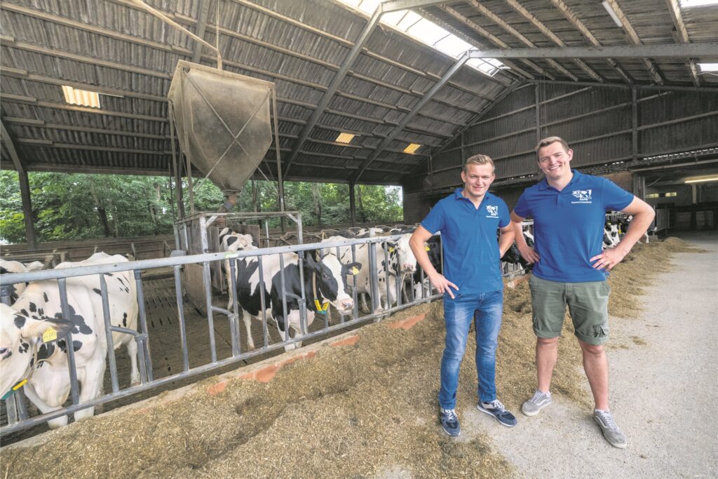 Christoph und Heiner Billmann aus Datteln mit ihren Kühen. Auch sie liefern ihre Milchprodukte über Wochenmarkt24 aus. Christoph und Heiner Billmann aus Datteln mit ihren Kühen. Auch sie liefern ihre Milchprodukte über Wochenmarkt24 aus.