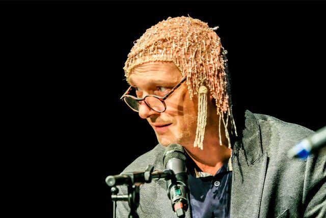 Schauspieler Martin Brambach als Unterweltkönig in der Lesung „No Man‘s Road“.
