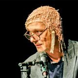 Schauspieler Martin Brambach als Unterweltkönig in der Lesung „No Man‘s Road“.