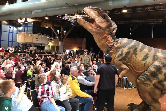 Riesige freilaufende Dinosaurier begeisterten die Kinder und Eltern am Wochenende im Gemeinschaftshaus Wulfen.