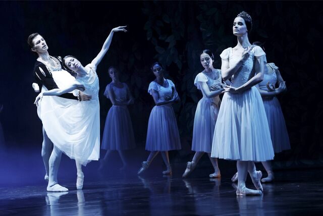 Traumhaft schön tanzt das Aalto-Ballett „Giselle“.