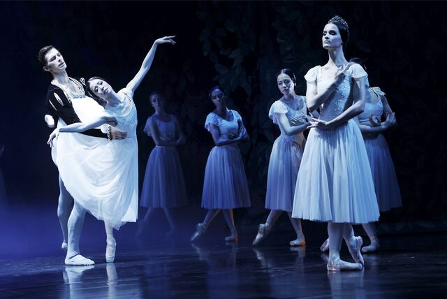 Traumhaft schön tanzt das Aalto-Ballett „Giselle“.