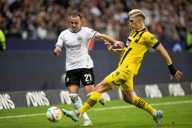 Nico Schlotterbeck im Zweikampf mit Mario Götze.