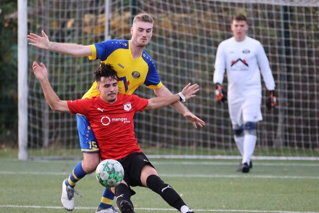 Dustin Singh (vorn) gelangen drei Tore beim 4:2-Sieg seines SV Westfalia Huckarde bei der Spvg Schwerin.