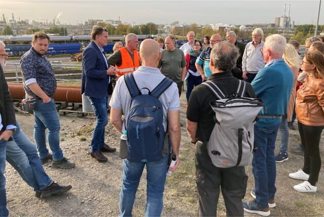 Thomas Middelmann, Bereichsleiter Flächenentwicklung bei der RAG Montan Immobilien (2. v. l.) und RAG-Projektingenieur Robert Bures (3. v. l.) erklären den Besuchern die Weiterentwicklung der Bergwerksfläche.